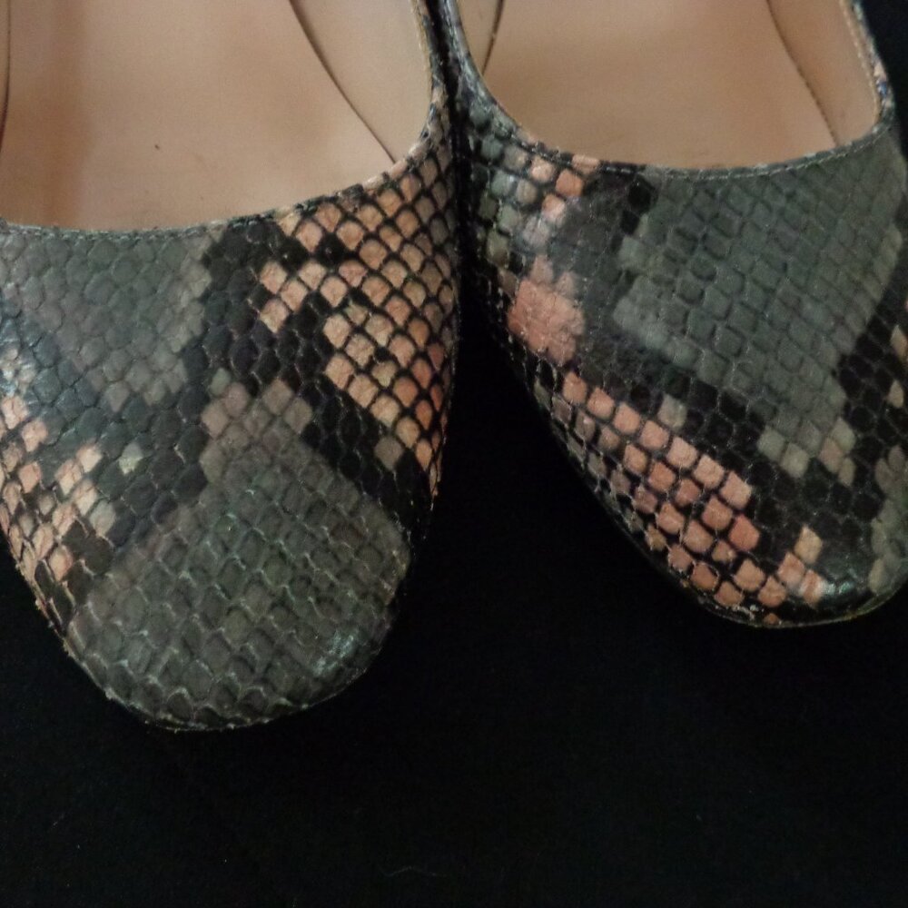 SJP Sarah Jessica Parker Snakeskin Gray and Pink Pumps - Picture 2 of 10